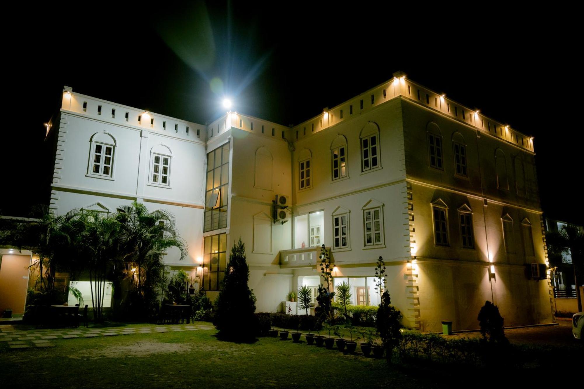 Hotel Maden Inn Itahari Buitenkant foto