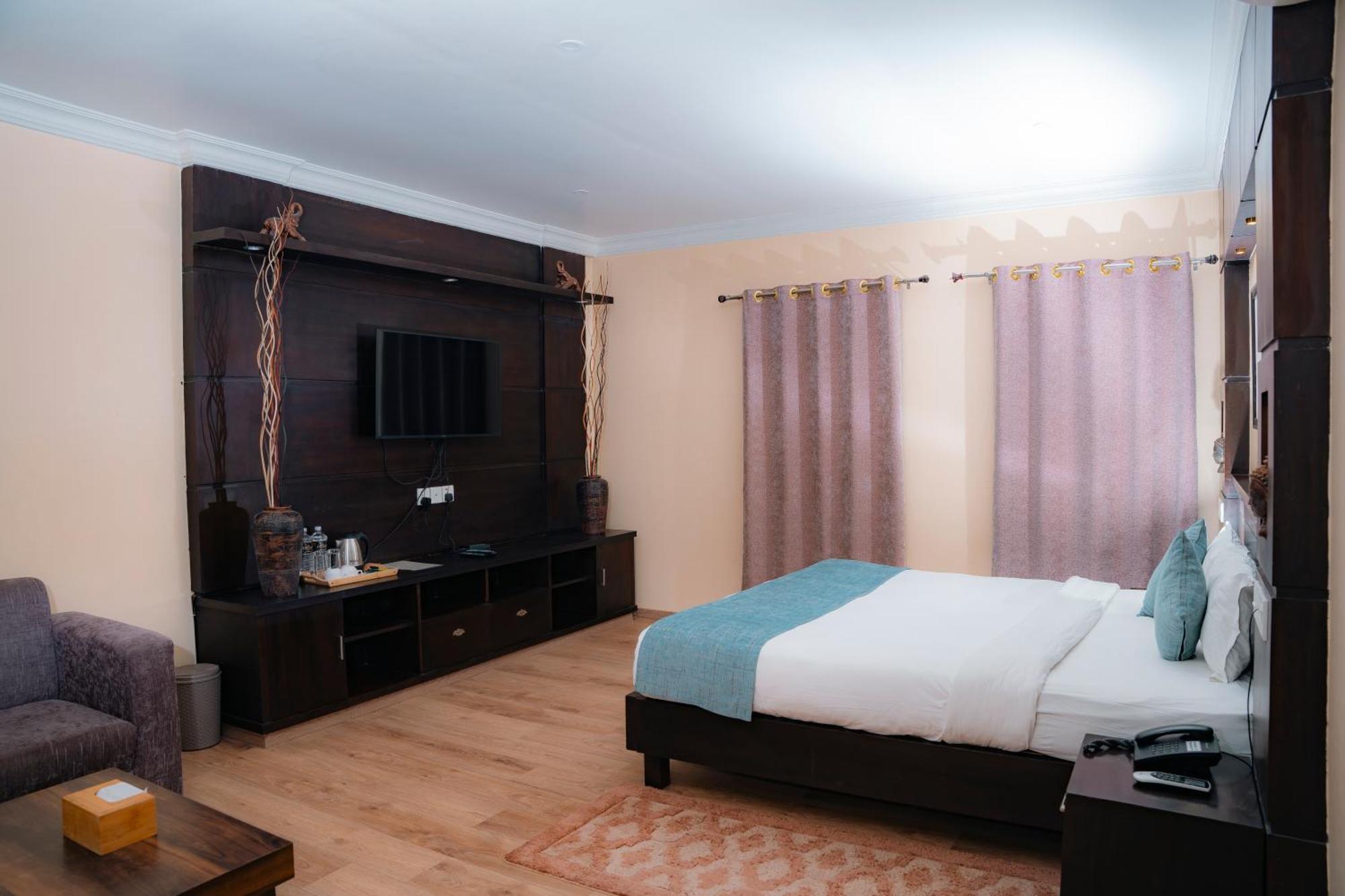 Hotel Maden Inn Itahari Buitenkant foto